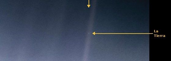 Fotografía original NASA Voyager 1 con señalización del punto azul